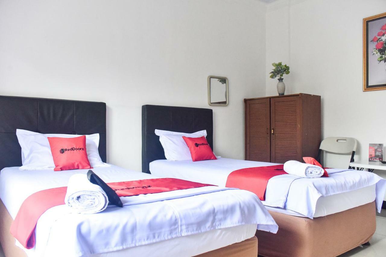 Hotel Reddoorz Near Sultan Hasanuddin Airport 2 à Mandai Extérieur photo