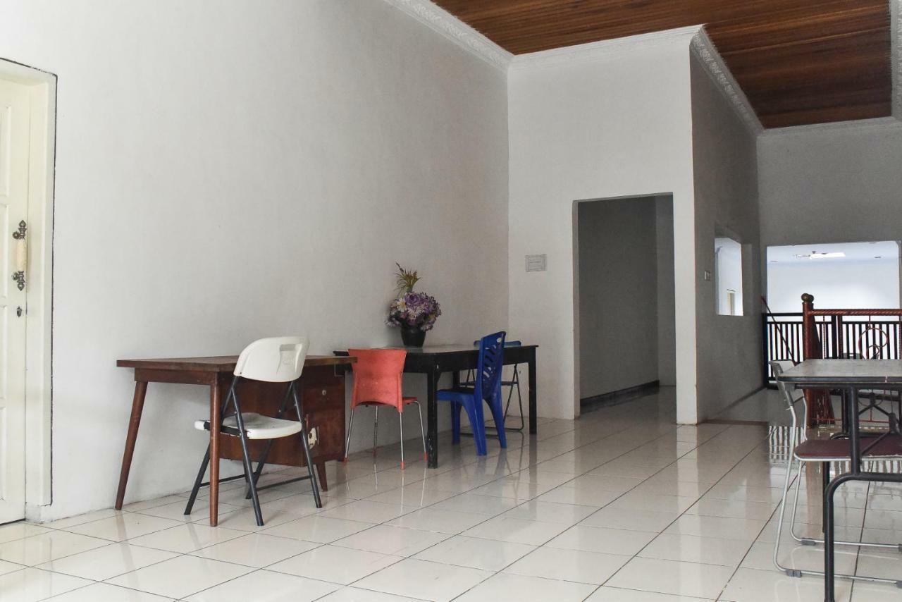 Hotel Reddoorz Near Sultan Hasanuddin Airport 2 à Mandai Extérieur photo