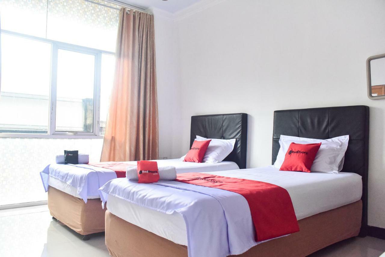 Hotel Reddoorz Near Sultan Hasanuddin Airport 2 à Mandai Extérieur photo
