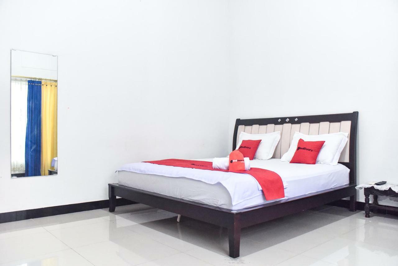 Hotel Reddoorz Near Sultan Hasanuddin Airport 2 à Mandai Extérieur photo