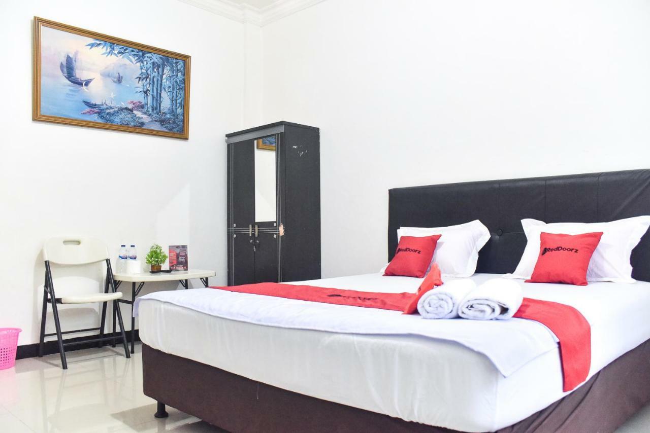 Hotel Reddoorz Near Sultan Hasanuddin Airport 2 à Mandai Extérieur photo