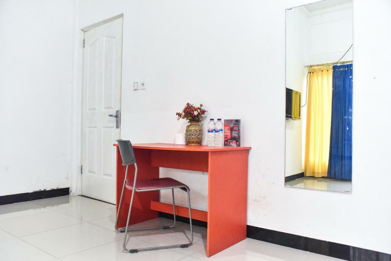 Hotel Reddoorz Near Sultan Hasanuddin Airport 2 à Mandai Extérieur photo
